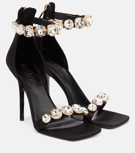 Sandales en satin à ornements - Versace - Modalova
