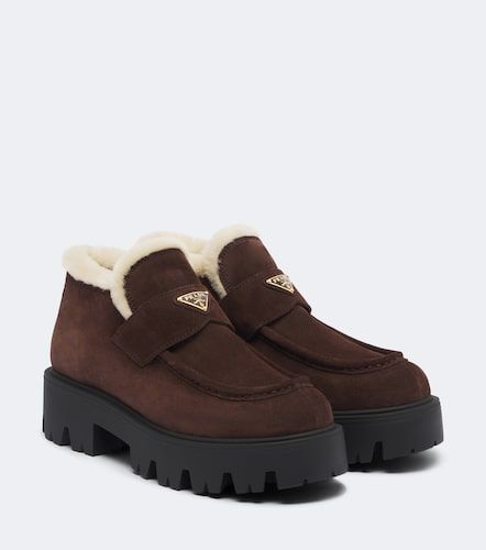 Bottines en daim et shearling à logo - Prada - Modalova