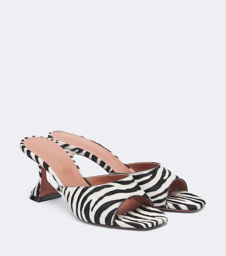Mules Lupita en cuir façon poulain - Amina Muaddi - Modalova