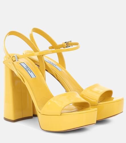 Sandales à plateau en cuir verni - Prada - Modalova