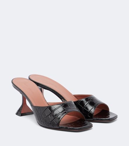 Mules Lupita en cuir façon croco - Amina Muaddi - Modalova