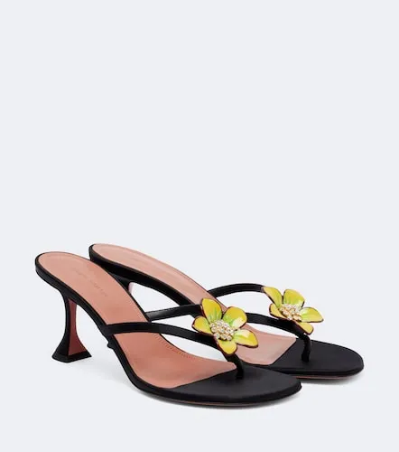 Mules Vittoria en satin à ornements - Amina Muaddi - Modalova