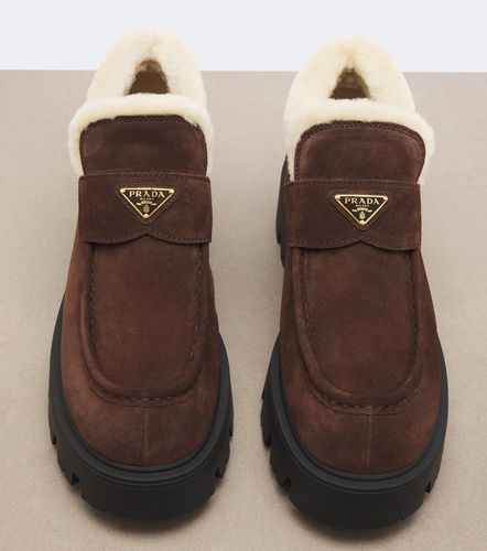 Bottines en daim et shearling à logo - Prada - Modalova