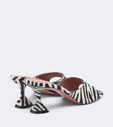 Mules Lupita en cuir façon poulain - Amina Muaddi - Modalova