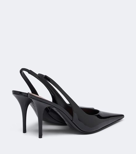 Escarpins slingback Anok en cuir verni - Amina Muaddi - Modalova