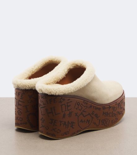 Chloé Mules compensées Maxime en daim et shearling - Chloe - Modalova
