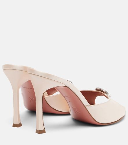 Mules Mini Camelia en satin à ornement - Amina Muaddi - Modalova