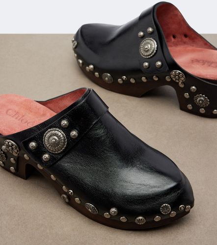 Chloé Mules Talis en cuir à clous - Chloe - Modalova