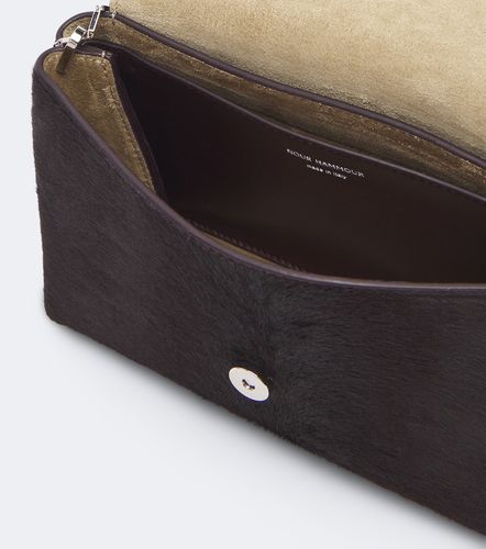 Sac à bandoulière Zeina en cuir façon poulain - Nour Hammour - Modalova