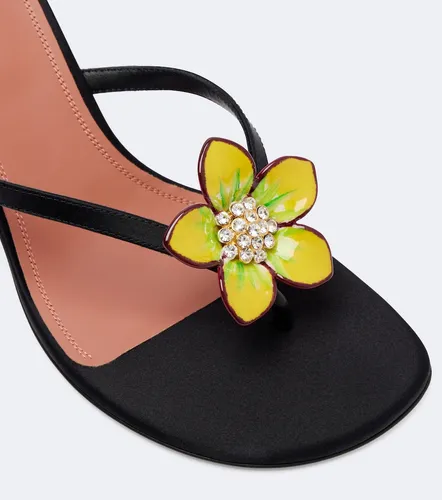 Mules Vittoria en satin à ornements - Amina Muaddi - Modalova