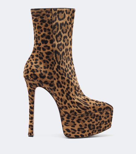 Bottines Cynthia à plateau en cuir façon poulain - Amina Muaddi - Modalova