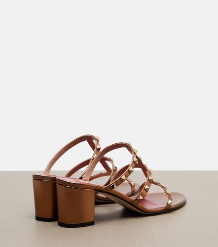 Mules Rockstud en cuir métallisé - Valentino Garavani - Modalova
