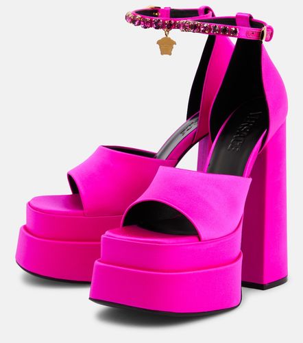 Sandales Medusa Aevitas à plateau en satin - Versace - Modalova
