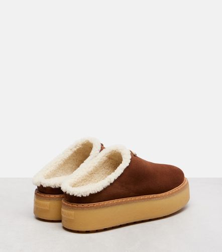Mules compensées Evolve en daim et shearling - Prada - Modalova