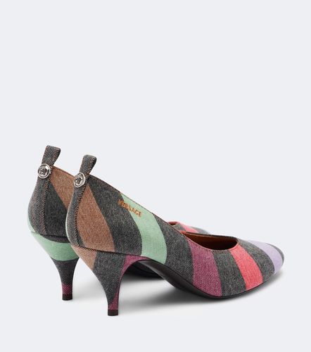 Escarpins Tina en denim à rayures - Versace - Modalova