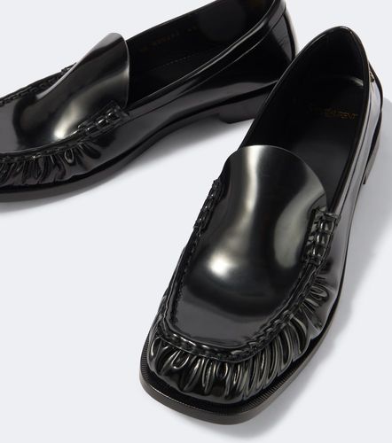 Mocassins Theobald en cuir verni - Saint Laurent - Modalova
