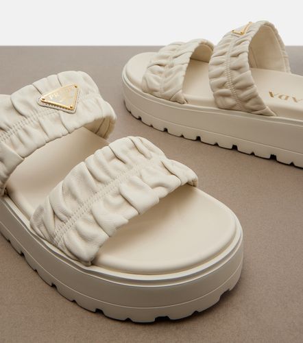 Mules compensées en cuir matelassé - Prada - Modalova
