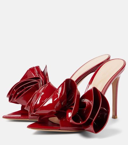 Mules Gabrielle 105 en cuir verni à volants - Gianvito Rossi - Modalova