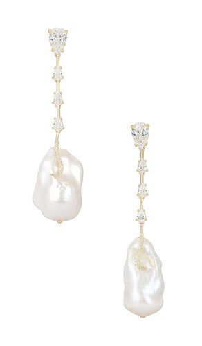 BOUCLES D'OREILLES DANGLING CZ BAROQUE PEARL in - By Adina Eden - Modalova