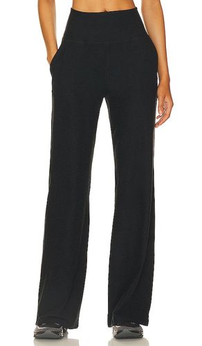 PANTALON CROPPED JAMBES LARGES EASY en . Taille L. Also en M, S, XL, XS - Beyond Yoga - Modalova
