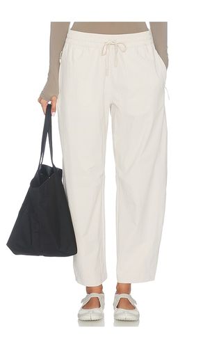 Peak Barrel Leg Pant en . Taille L. Also en M, S - Beyond Yoga - Modalova