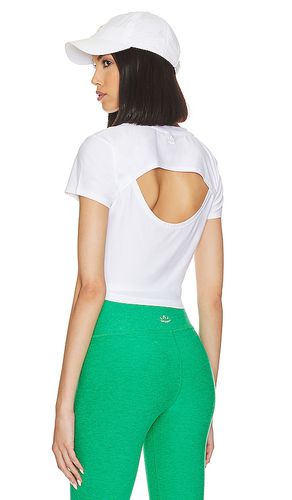T-SHIRT CROPPED DÉCOLLETÉ DOS FEATHERWEIGHT in . Size XS - Beyond Yoga - Modalova