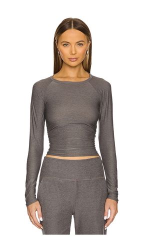 Featherweight Your Fit Shirred Long Sleeve Top in . Size M, S, XL - Beyond Yoga - Modalova