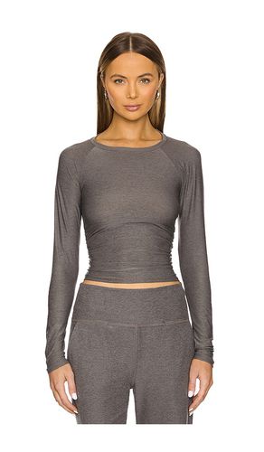 Featherweight Your Fit Shirred Long Sleeve Top in . Size M, S, XL, XS - Beyond Yoga - Modalova