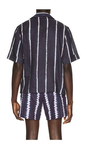 Shibori Stripe Cuffed Camp Collar Shirt in . Size L. Also in M, XL/1X, XXL/2X - Commas - Modalova