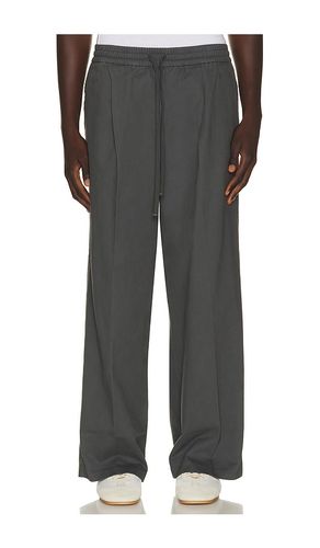PANTALON PLEAT en . Taille S. Also en M, L, XL/1X, XXL/2X - Fear of God ESSENTIALS - Modalova