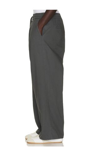 PANTALON PLEAT en . Taille L. Also en M, S, XL/1X, XXL/2X - Fear of God ESSENTIALS - Modalova