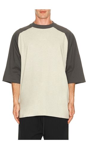 T-SHIRT SIGNATURE en . Taille L. Also en M, S, XL/1X - Fear of God ESSENTIALS - Modalova