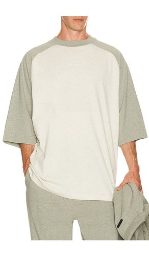 Signature Baseball Tee in . Size L. Also in M, XL/1X - Fear of God ESSENTIALS - Modalova