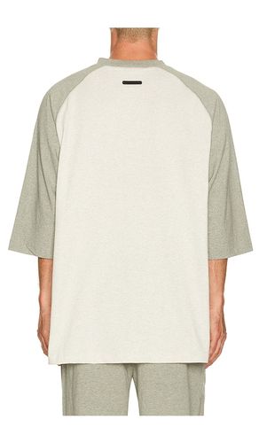 Signature Baseball Tee in . Size L. Also in M, XL/1X - Fear of God ESSENTIALS - Modalova