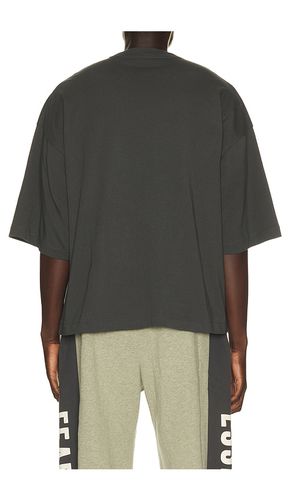 Merch Tee en . Taille L. Also en S, XS - Fear of God ESSENTIALS - Modalova