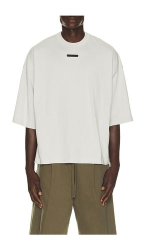 Merch Tee en . Taille L. Also en M, S, XL/1X, XS - Fear of God ESSENTIALS - Modalova