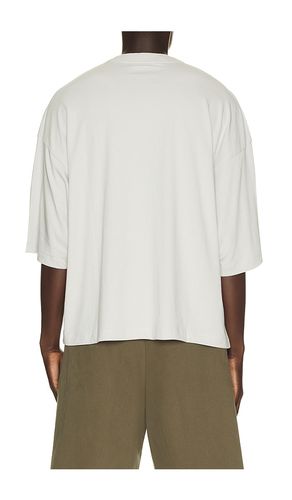 Merch Tee en . Taille L. Also en M, S, XL/1X, XS, XXXL/3X - Fear of God ESSENTIALS - Modalova
