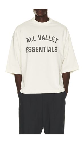 Merch Tee en . Taille L. Also en M, XL/1X, XXXL/3X - Fear of God ESSENTIALS - Modalova