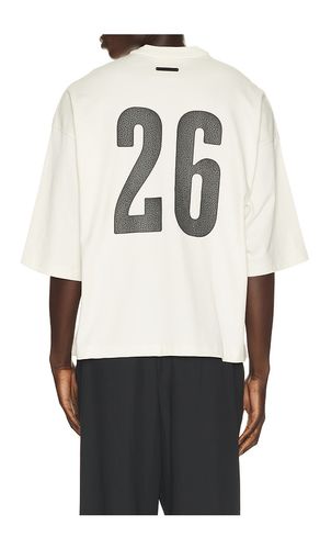 Merch Tee in . Size L. Also in M, XL/1X, XXXL/3X - Fear of God ESSENTIALS - Modalova