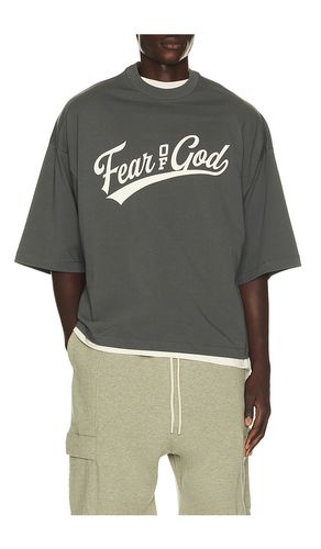 Merch Tee en . Taille L. Also en M, XL/1X - Fear of God ESSENTIALS - Modalova