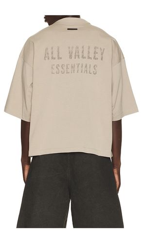 Merch Tee en . Taille S. Also en M, L, XL/1X - Fear of God ESSENTIALS - Modalova