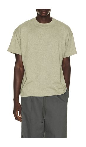Tee in . Size L. Also in M, S, XL/1X, XS, XXL/2X - Fear of God ESSENTIALS - Modalova