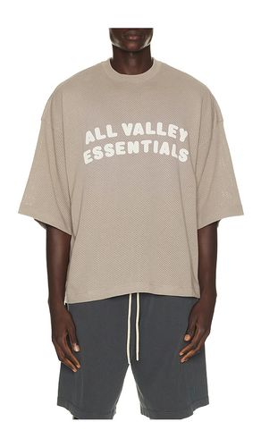 Merch Tee in . Size L. Also in M, S, XL/1X, XS, XXL/2X, XXXL/3X - Fear of God ESSENTIALS - Modalova