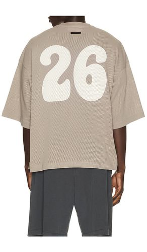 Merch Tee en . Taille L. Also en M, S, XL/1X, XS, XXL/2X, XXXL/3X - Fear of God ESSENTIALS - Modalova