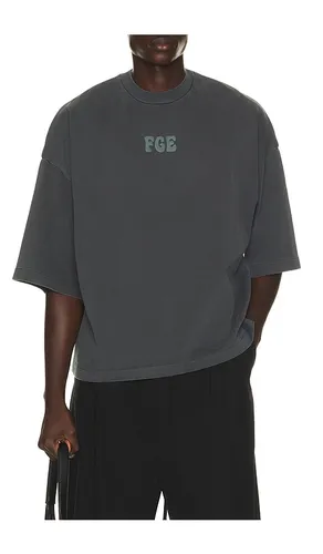 Merch Tee en . Taille L. Also en M, S, XL/1X, XXL/2X - Fear of God ESSENTIALS - Modalova