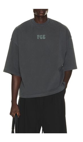 Merch Tee en . Taille S. Also en M, L, XL/1X, XXL/2X - Fear of God ESSENTIALS - Modalova