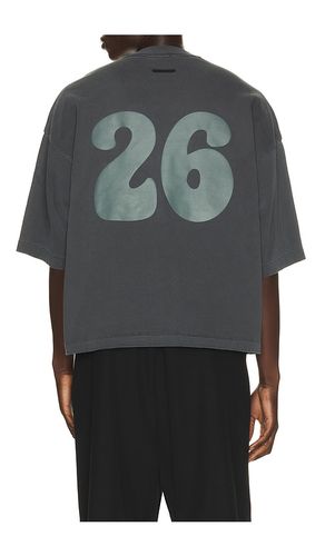 Merch Tee en . Taille L. Also en M, S, XL/1X - Fear of God ESSENTIALS - Modalova
