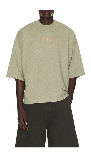 Merch Tee en . Taille L. Also en M, S, XL/1X, XS, XXL/2X, XXXL/3X - Fear of God ESSENTIALS - Modalova