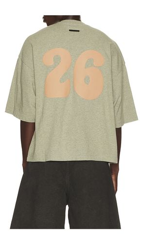 Merch Tee en . Taille L. Also en M, S, XL/1X, XS, XXL/2X, XXXL/3X - Fear of God ESSENTIALS - Modalova