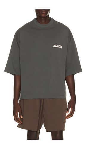 Merch Tee in . Size L. Also in M, S, XL/1X, XS, XXL/2X - Fear of God ESSENTIALS - Modalova